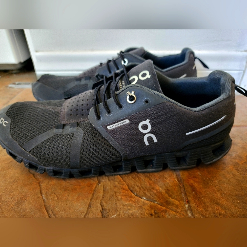 MEN'S ON CLOUD WATERPROOF SHOES-BLACK, SIZE 10.5